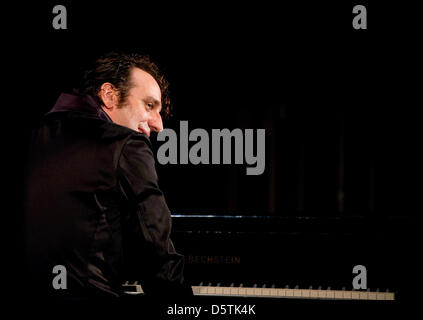 Kanadischer Pianist Chilly Gonzales führt auf der Bühne während eines Konzerts in Kindheitsträumen in Berlin, 26. November 2012. Chilly Gonzales, Jason Charles Beck, geboren ist am besten bekannt für seine erste MC und Electro Alben, aber er ist auch ein Pianist, Produzent und Songwriter. Foto: Alex Ehlers Stockfoto