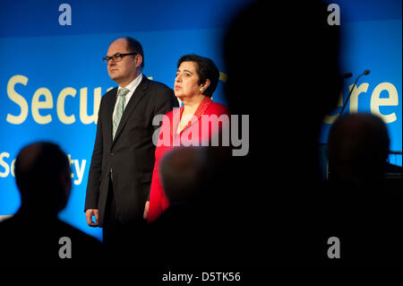 Zyprische Minister für auswärtige Angelegenheiten Erato Kozakou-Marcoullis und Christian Schmidt, Parlamentarischer Staatssekretär, Minister der Verteidigung, öffnen der Berliner Sicherheitskonferenz in Berlin, Deutschland, 27. November 2012. Vertreter aus der ganzen Welt treffen sich auf der zweitägigen Konferenz, Sicherheitspolitik in Europa zu diskutieren. Foto: MAURIZIO GAMBARINI Stockfoto