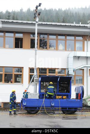 Technische Notdienst steht vor einer Werkstatt für Menschen mit Behinderungen in Titisee-Neustadt, Deutschland, 27. November 2012. 14 Menschen starben bei einem Feuer breitete sich durch die Werkstatt am 26. November. Foto: PATRICK SEEGER Stockfoto