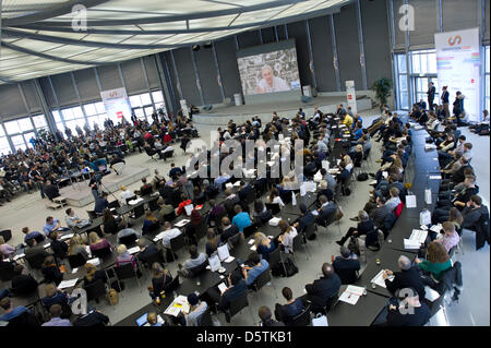 Wikileaks-Gründer Julian Assange hält eine Rede über Skype auf der Internet-Konferenz "Convention Camp" in Hannover, 27. November 2012. Assange wurde der ecuadorianischen Botschaft in London an die Coference angeschlossen wo er seit Juni 2012 aufgehalten hat. Foto: EMILY WABITSCH Stockfoto