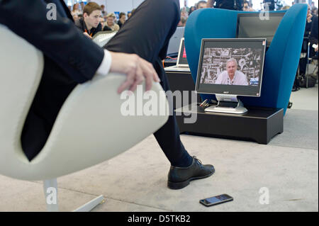 Wikileaks-Gründer Julian Assange hält eine Rede über Skype auf der Internet-Konferenz "Convention Camp" in Hannover, 27. November 2012. Assange wurde der ecuadorianischen Botschaft in London an die Coference angeschlossen wo er seit Juni 2012 aufgehalten hat. Foto: EMILY WABITSCH Stockfoto