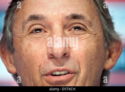 Die neue Basketball-Trainer des FC Bayern München Svetislav Pesic sitzt während einer Pressekonferenz in München, Deutschland, 27. November 2012. Pesic ist ehemaligen Trainer Christopoulos zu ersetzen und wird zunächst Trainer das Team bis zum Ende der Saison. Foto: Victoria Bonn-Meuser Stockfoto