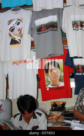 Kreditor-Stände sind den Bogyoke Markt in Yangon, Myanmar, 20. Oktober 2012 abgebildet. Ein T-shirt mit dem Bild des burmesischen Oposition Führer und Nobel Frieden Friedensnobelpreisträgerin Aung San Suu Kyi hängt. Foto: Rolf Zimmermann Stockfoto