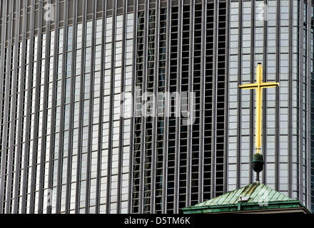 Das goldene Kreuz von St. Matthäus Kirche ist vor einer Glasfassade in Frankfurt Am Main, Deutschland, 16. Oktober 2012 abgebildet. Foto: Nicolas Armer Stockfoto