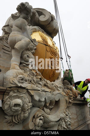 Die Kartusche Wappen Schlesiens ist in den neuen Landtag in Potsdam, Deutschland, 28. November 2012 installiert. Die rekonstruierte Wappen von Schlesien, Preußen und Brandenburg sind die südliche Fassade des Gebäudes befestigt. Foto: Bernd Settnik Stockfoto