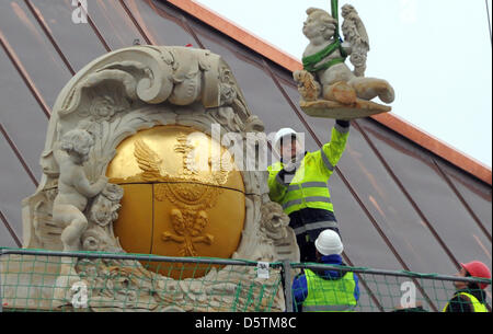 Die Kartusche Wappen Schlesiens ist in den neuen Landtag in Potsdam, Deutschland, 28. November 2012 installiert. Die rekonstruierte Wappen von Schlesien, Preußen und Brandenburg sind die südliche Fassade des Gebäudes befestigt. Foto: Bernd Settnik Stockfoto