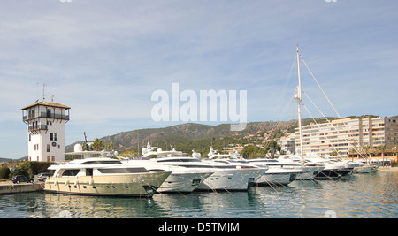 Szene mit Luxus-Motoryachten und Capitaneria Kontrollturm in Puerto Portals Marina, Calvia, Süd-West-Mallorca, Mallorca. Stockfoto