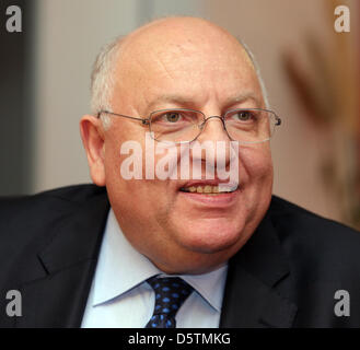 Ägyptischen Investor Mohamad Rady Amar sitzt in th Elounge von Luebeck Blankensee Airport in Lübeck, 28. November 2012. Der Bürgermeister von Lübeck hat die Stadtregierung, Amar Angebot am Flughafen kaufen anzunehmen empfohlen. Foto: MARKUS SCHOLZ Stockfoto