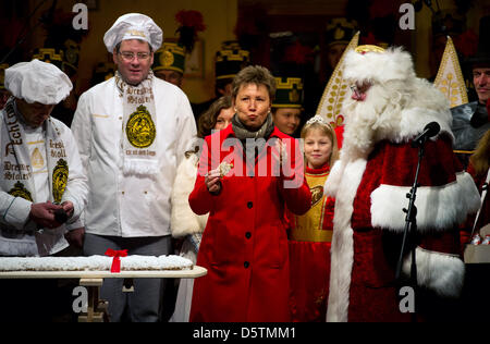 Bürgermeister von Dresden, Helma Orosz (CDU), schmeckt ein Stück von einem 2012 cm langen Dresdner Stollen mit Weihnachtsmann und sein Gericht und Vertreter der Dresdner Stollen Bäcker bei der Eröffnung des 578th Striezelmarkt in Dresden, Deutschland, 28. November 2012. Der Weihnachtsmarkt wird bis 24. Dezember 2012 fortgesetzt. Foto: ARNO BURGI Stockfoto