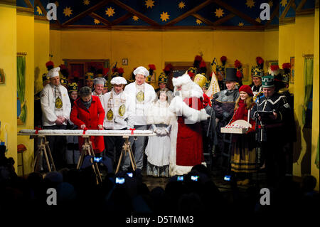 Bürgermeister von Dresden, Helma Orosz (CDU), schneidet ein 2012 cm langen Dresdner Stollen mit Weihnachtsmann und sein Gericht und Vertreter der Dresdner Stollen Bäcker bei der Eröffnung des 578th Striezelmarkt in Dresden, Deutschland, 28. November 2012. Der Weihnachtsmarkt wird bis 24. Dezember 2012 fortgesetzt. Foto: ARNO BURGI Stockfoto