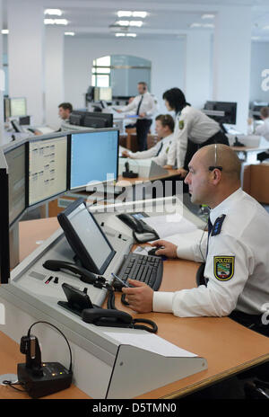 Polizistinnen und Polizisten arbeiten im neuen Polizei Operations Centre (LFZ) der Polizei Sachsen-Anhalt Nord in Magdeburg, Deutschland, 28. November 2012. Die Einsatzzentrale wurde am selben Tag eröffnet. Das Zentrum Kosten 5,3 Millionen Euro zu bauen und soll effektiver Notrufe aus Magdebrg und sechs andere Landkreise mit insgesamt 1,16 Milli koordinieren Stockfoto