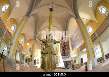 Handwerker sind bei der Arbeit in der städtischen Kirche St. Peter und Paul, auch genannt Herder-Kirche in Weimar, Deutschland, 28. November 2012. Die erste Phase der Renovierung der Kirche für 1,5 Millionen Euro Haa wurde abgeschlossen. Arbeiten im Inneren des Weimars wichtigste Kirche werden im Frühjahr 2013 fortgesetzt. Foto: Martin Schutt Stockfoto