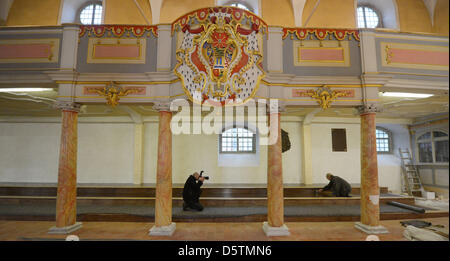 Ein Handwerker ist bei der Arbeit in der städtischen Kirche St. Peter und Paul, Herder-Kirche, auch genannt und ist damit in Weimar, Deutschland, 28. November 2012 fotografiert. Die erste Phase der Renovierung der Kirche für 1,5 Millionen Euro Haa wurde abgeschlossen. Arbeiten im Inneren des Weimars wichtigste Kirche werden im Frühjahr 2013 fortgesetzt. Foto: Martin Schutt Stockfoto