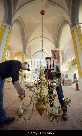 Handwerker sind bei der Arbeit in der städtischen Kirche St. Peter und Paul, auch genannt Herder-Kirche in Weimar, Deutschland, 28. November 2012. Die erste Phase der Renovierung der Kirche für 1,5 Millionen Euro Haa wurde abgeschlossen. Arbeiten im Inneren des Weimars wichtigste Kirche werden im Frühjahr 2013 fortgesetzt. Foto: Martin Schutt Stockfoto