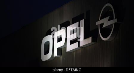 Das Logo der Autohersteller Opel wird im Opel-Werk Bochum, Deutschland, 28. November 2012 beleuchtet. Opel will sein Getriebe-Werk in Bochum schließen Sie am Ende des Jahres 2013, damit 300 Schneidarbeiten. Dies teilte ein Sprecher der IG Metall NRW am 28. November 2012. Foto: Caroline Seidel Stockfoto