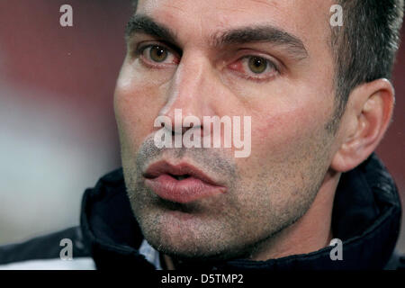 Hoffenheim Trainer Markus Babbel gibt ein TV-Interview vor der Bundesliga-Fußballspiel zwischen FC Nürnberg und 1899 Hoffenheim am Stadion Nürnberg in Nürnberg, 28. November 2012. Foto: DANIEL KARMANN (Achtung: EMBARGO Bedingungen! Die DFL ermöglicht die weitere Nutzung der nur bis zu 15 Bilder (keine Sequntial Bilder oder Video-ähnliche Reihe der Bilder erlaubt) Stockfoto