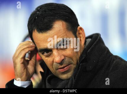 DFB Sportdirektor Robin Dutt bereitet für ein Interview vor die Bundesliga-Fußball-match zwischen SC Freiburg und Bayern München Mage Solar-Stadion in Freiburg, Deutschland, 28. November 2012. Foto: PATRICK SEEGER (Achtung: EMBARGO Bedingungen! Die DFL ermöglicht die weitere Nutzung der nur bis zu 15 Bilder (keine Sequntial Bilder oder Video-ähnliche Reihe der Bilder erlaubt) V Stockfoto