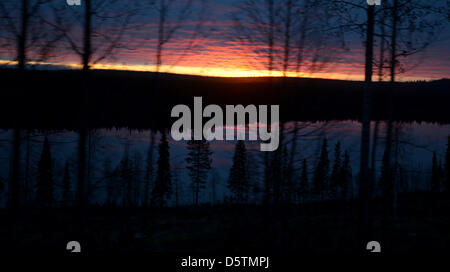 Die Sonne geht hinter dem Fluss Torne in Lappland, Schweden, 16. Oktober 2012. Foto: Britta Pedersen Stockfoto