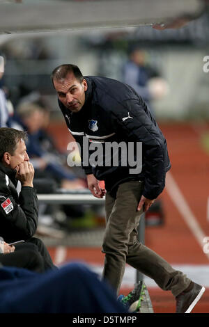 Hoffenheim Trainer Markus Babbel geht auf die Trainer-Bank während der Bundesliga-Fußballspiel zwischen FC Nürnberg und 1899 Hoffenheim am Stadion Nürnberg in Nürnberg, 28. November 2012. Foto: DANIEL KARMANN (Achtung: EMBARGO Bedingungen! Die DFL ermöglicht die weitere Nutzung der nur bis zu 15 Bilder (keine Sequntial Bilder oder Video-ähnliche Serie von Bildern eine Stockfoto