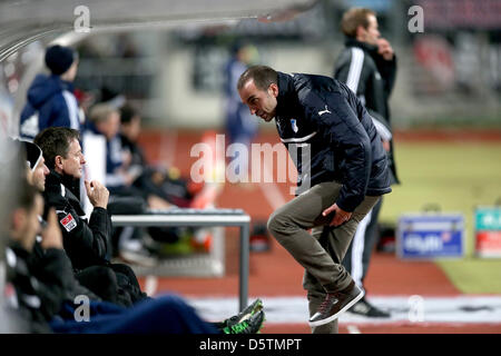 Hoffenheim Trainer Markus Babbel geht auf die Trainer-Bank während der Bundesliga-Fußballspiel zwischen FC Nürnberg und 1899 Hoffenheim am Stadion Nürnberg in Nürnberg, 28. November 2012. Foto: DANIEL KARMANN (Achtung: EMBARGO Bedingungen! Die DFL ermöglicht die weitere Nutzung der nur bis zu 15 Bilder (keine Sequntial Bilder oder Video-ähnliche Serie von Bildern eine Stockfoto