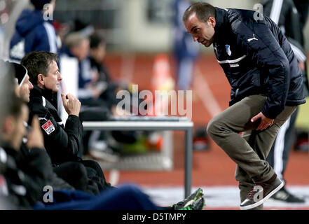 Hoffenheim Trainer Markus Babbel geht auf die Trainer-Bank während der Bundesliga-Fußballspiel zwischen FC Nürnberg und 1899 Hoffenheim am Stadion Nürnberg in Nürnberg, 28. November 2012. Foto: DANIEL KARMANN (Achtung: EMBARGO Bedingungen! Die DFL ermöglicht die weitere Nutzung der nur bis zu 15 Bilder (keine Sequntial Bilder oder Video-ähnliche Serie von Bildern eine Stockfoto