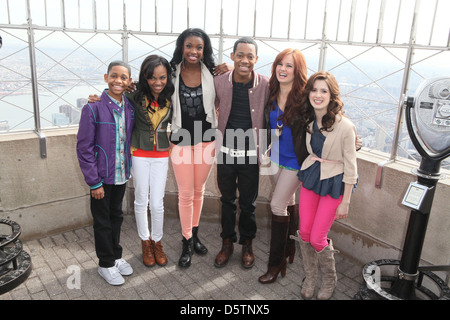 Tyrels Jackson aufzutretten, China Anne McClain, Coco Jones, Williams, Debby Ryan, Laura Marano das Empire State Gebäude Stockfoto