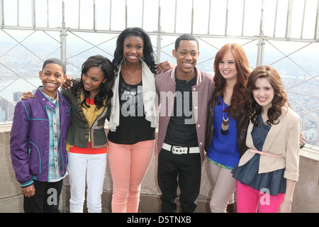 Tyrels Jackson aufzutretten, China Anne McClain, Coco Jones, Williams, Debby Ryan, Laura Marano das Empire State Gebäude Stockfoto