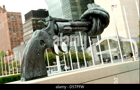 Die Skulptur "Gewaltlosigkeit" vom schwedischen Künstler Carl Fredrik Reutersward begrüßt Besucher außerhalb des UN-Gebäudes in New York, USA, 22. September 2012. Foto: Sven Hoppe Stockfoto