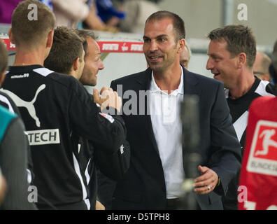 Hoffenheim-Trainer Markus Babbel (L) Dank seiner Spieler nach die Bundesliga-Spiel TSG 1899 Hoffenheim Vs Hannover 96 am Rhein-Neckar-Arena in Sinsheim, Deutschland, 23. September 2012. Foto: Uwe Anspach Stockfoto