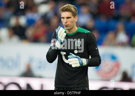 Hannovers Torwart Ron-Robert Zieler spuckt in die Hände während des Bundesliga-Spiels TSG 1899 Hoffenheim Vs Hannover 96 am Rhein-Neckar-Arena in Sinsheim, Deutschland, 23. September 2012. Foto: Uwe Anspach Stockfoto