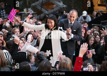 Ann Curry und Matt Lauer eine Richtung führt auf "Heute" als Teil der Toyota-Konzertreihe im Rockefeller Center New York Stockfoto