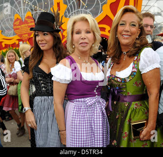 UNESCO Goodwill Ambassador Ute-Henriette Ohoven (M), ihre Tochter Chiara (L) und Denise Rich kommen für die so genannte Frauen Wiesn von Regine Sixt auf dem Oktoberfest in München, Deutschland, 24. September 2012. Weltweit findet größte Messe vom 22. September bis 7. Oktober 2012. Foto: Ursula Düren Stockfoto