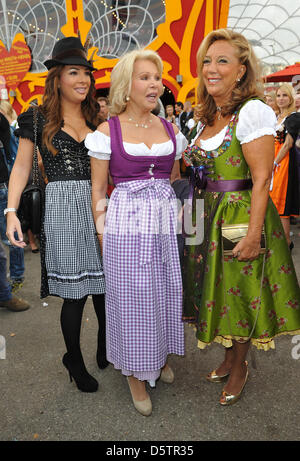 UNESCO Goodwill Ambassador Ute-Henriette Ohoven (M), ihre Tochter Chiara (L) und Denise Rich kommen für die so genannte Frauen Wiesn von Regine Sixt auf dem Oktoberfest in München, Deutschland, 24. September 2012. Weltweit findet größte Messe vom 22. September bis 7. Oktober 2012. Foto: Ursula Düren Stockfoto