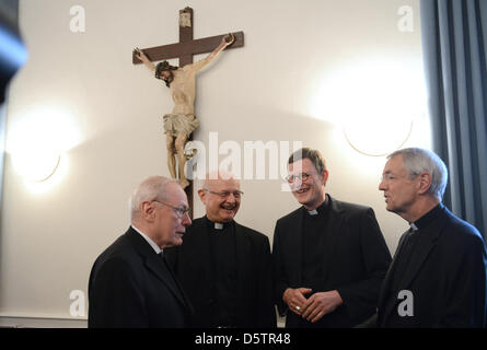 Werner Thissen (L-R), Erzbischof von Hamburg, Robert Zollitsch, Erzbischof von Freiburg und Vorsitzender der Konferenz der Deutschen Bischofskonferenz, Kardinal Rainer Maria Woelki, Erzbischof von Berlin und Ludwig Schick, Erzbischof von Bamberg, Chat während der Eröffnung der traditionellen Herbst Vollversammlung der Deutschen Bischofskonferenz in Fulda, Deutschland, 24. September 2012. Foto: UWE ZUCCHI Stockfoto