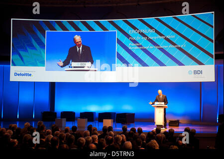 BDI-Präsident Hans-Peter Keitel hält eine Rede während der Generalversammlung der Föderation der deutschen Industrie (BDI) in Berlin, Deutschland, 25. September 2012. Foto: MAURIZIO GAMBARINI Stockfoto