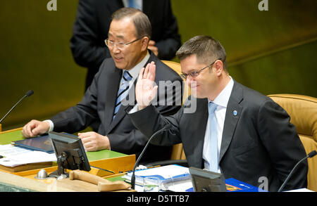 UN-General Sekretär Ban Ki-Moon (L) und Präsident der UN General Versammlung Vuk Jeremic sitzen vor Beginn der Debatte der 67. Tagung der Generalversammlung der Vereinten Nationen in New York, USA, 25. September 2012. Foto: Sven Hoppe Stockfoto