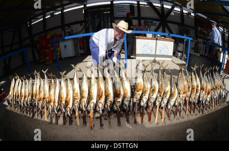 Bayerischen Tradional gegrillten Fisch, "Steckerlfisch" sind auf den Verkauf auf dem Oktoberfest in München, Deutschland, 25. September 2012. Foto: FELIX HOERHAGER Stockfoto