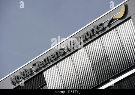 Das Logo von Nokia Siemens Networks (NSN) ist auf einem Firmengebäude in München, Deutschland, 25. September 2012 abgebildet. Foto: Andreas Gebert Stockfoto