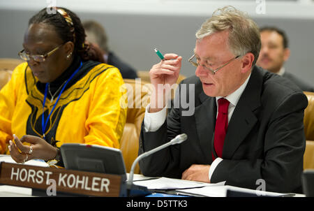 Der Dependance Bundespräsident Horst Köhler (r) Nimmt bin 25.09.2012 in New York Bei Den Vereinten Nationen eine der Milleniums-Sitzung Teil. Das Gremium aus Politikern Und Experten Soll Zur Nächsten UN-Generalversammlung Im Herbst 2013 Einen Bericht Vorlegen, Wie Die Sogenannten Jahrtausende-Ziele aus Dem Jahr 2000 Fortgeschrieben Werden Können. Foto: Sven Hoppe dpa Stockfoto