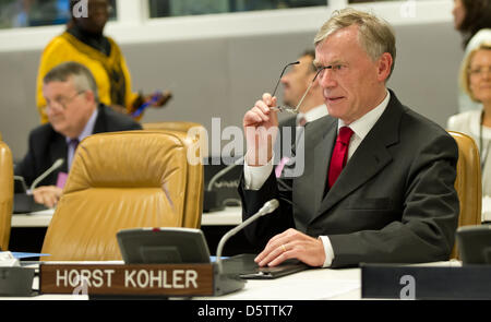 Der Dependance Bundespräsident Horst Köhler (r) Nimmt bin 25.09.2012 in New York Bei Den Vereinten Nationen eine der Milleniums-Sitzung Teil. Das Gremium aus Politikern Und Experten Soll Zur Nächsten UN-Generalversammlung Im Herbst 2013 Einen Bericht Vorlegen, Wie Die Sogenannten Jahrtausende-Ziele aus Dem Jahr 2000 Fortgeschrieben Werden Können. Foto: Sven Hoppe dpa Stockfoto