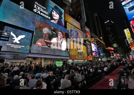 HANDOUT - ein Handout Bild von der Metropolitan Opera zeigt eine große Anzahl von Menschen beobachten die live-Übertragung der Komödie "The Elixir of Love" mit Diva Anna Netrebko am Times Square in New York, USA, 24. September 2012. Die Oper von italienischen Komponisten Gaetano Donizetti der Met startete der neuen Saison. Netrebko wurde für ihre Leistung mit Applaus und Bravos gefeiert. Foto: M Stockfoto