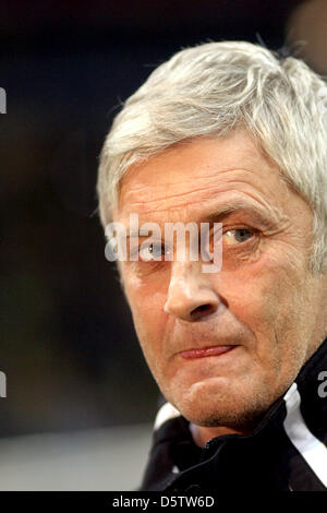 Frankfurts Trainer Armin Veh ist abgebildet, bevor die Bundesliga Fußballspiel zwischen Eintracht Frankfurt und Borussia Dortmund in der Commerzbank Arena in Frankfurt Main, Deutschland, 25. September 2012. Das Spiel endete 3: 3 Unentschieden. Foto: Fredrik Von Erichsen Stockfoto