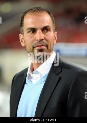 Hoffenheim Trainer Markus Babbel steht an der Seitenlinie, bevor die deutsche Bundesliga-match zwischen VfB Stuttgart und 1899 Hoffenheim im Mercedes-Benz Arena in Stuttgart, Deutschland, 26. September 2012. Foto: Bernd Weissbrod (Achtung: EMBARGO Bedingungen! Die DFL ermöglicht die weitere Nutzung der nur bis zu 15 Bilder (keine Sequntial Bilder oder Video-ähnliche Serie von Bildern eine Stockfoto