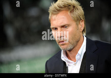 Hamburgs Trainer Thorsten Fink steht vor dem deutschen Bundesliga-Spiel zwischen Borussia Moenchengladbach und den Hamburger SV im Borussia-Park in Mönchengladbach, 26. September 2012. Foto: Jonas Guettler (Achtung: EMBARGO Bedingungen! Die DFL ermöglicht die weitere Nutzung der nur bis zu 15 Bilder (keine Sequntial Bilder oder Video-ähnliche Reihe der Bilder erlaubt) vi Stockfoto