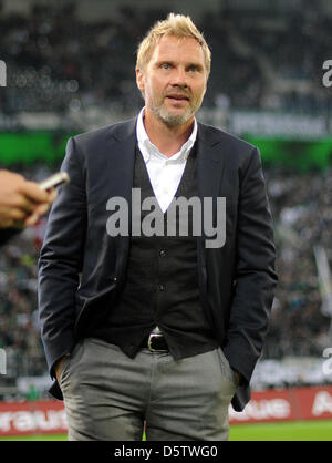 Hamburgs Trainer Thorsten Fink steht vor dem deutschen Bundesliga-Spiel zwischen Borussia Moenchengladbach und den Hamburger SV im Borussia-Park in Mönchengladbach, 26. September 2012. Foto: Jonas Guettler (Achtung: EMBARGO Bedingungen! Die DFL ermöglicht die weitere Nutzung der nur bis zu 15 Bilder (keine Sequntial Bilder oder Video-ähnliche Reihe der Bilder erlaubt) vi Stockfoto