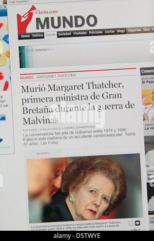 8. April 2013. Internationale Website Reaktion auf den Tod des ehemaligen UK Premierminister Baronin Margaret Thatcher am 8. April 2013.  Grobe Übersetzung der Schlagzeile: "Margaret Thatcher tot, Premierminister von Großbritannien im Falkland-Krieg."  Dies ist in Bezug auf die 1982 Falkland-Krieg zwischen Argentinien und Großbritannien. Bildnachweis: Maurice Savage/Alamy Live-Nachrichten Stockfoto