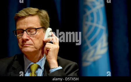 Der deutsche Außenminister Guido Westerwelle hält eine Pressekonferenz bei den Vereinten Nationen in New York, USA, 26. September 2012. Herr Westerwelle ist in New York für die Generalversammlung der Vereinten Nationen vom 21. bis 28. September. Foto: Sven Hoppe