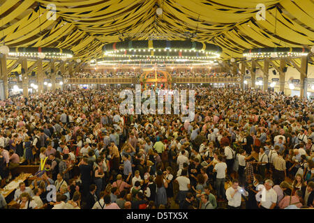 Besucher feiern im Winzerer Fahndl-Zelt auf dem Oktoberfest in München, 26. September 2012. Die weltweit größte Messe läuft vom 22. September bis 7. Oktober 2012. Foto: Felix Hoerhager Stockfoto