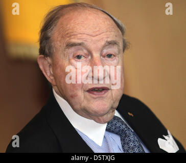 Amerikanisch-israelischen Meister Pianist Menahem Pressler spricht im Bundeshaus, wo er die deutsche Staatsbürgerschaft in Berlin, Deutschland, 27. September 2012 ausgezeichnet wurde. Foto: OLE SPATA Stockfoto