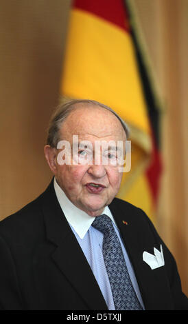 Amerikanisch-israelischen Meister Pianist Menahem Pressler spricht im Bundeshaus, wo er die deutsche Staatsbürgerschaft in Berlin, Deutschland, 27. September 2012 ausgezeichnet wurde. Foto: OLE SPATA Stockfoto